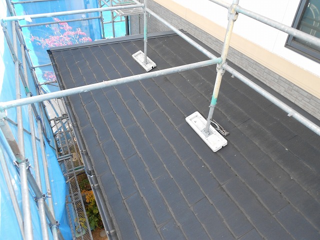 名東区でアスファルトシングル屋根へ屋根カバー工事、防水シートを施工している様子と重要性を中心に解説